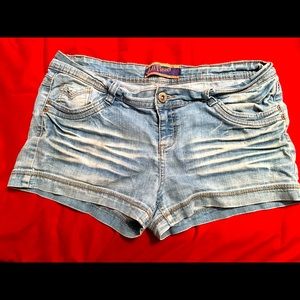 Cute distressed laid back jean shorts by Wallflower. New size 15.
